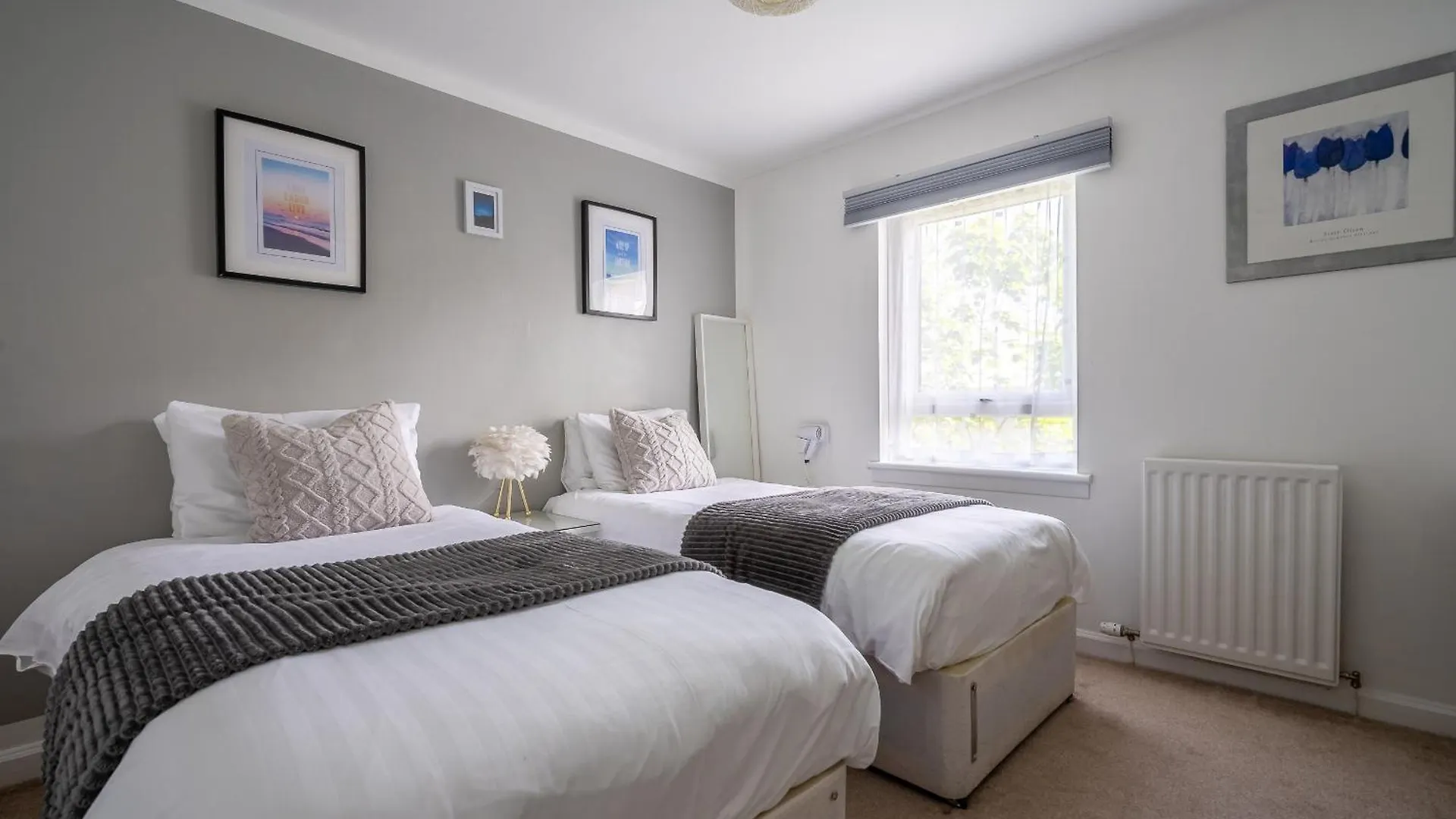 City Centre House - 5 Bedrooms - Sleeps 9 - Parking Edinburgh 0*,