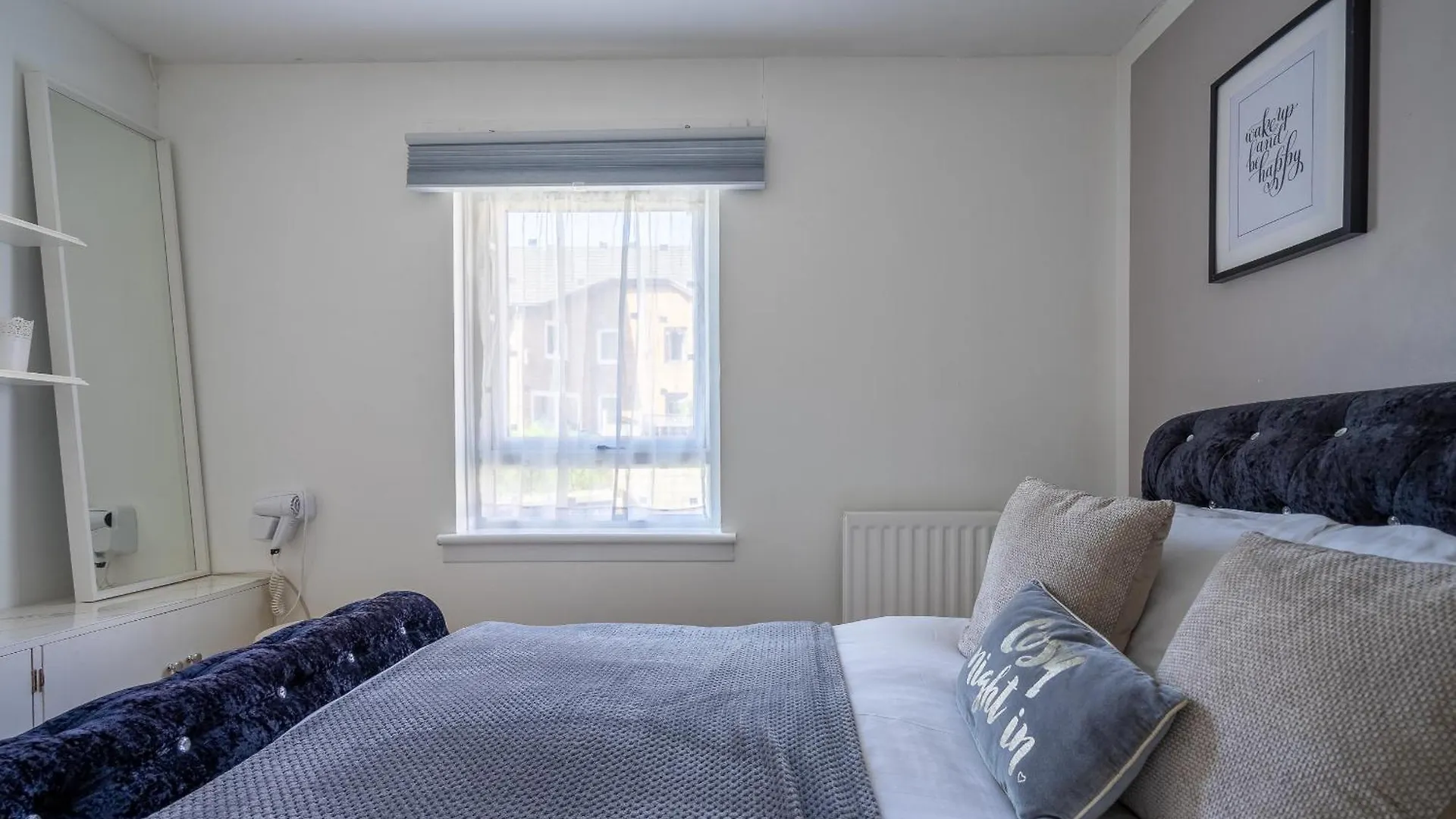 City Centre House - 5 Bedrooms - Sleeps 9 - Parking Edinburgh